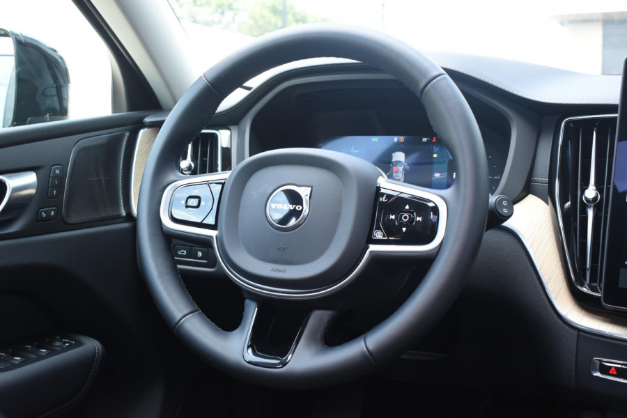 Volvo XC60 T6 350PK Plug-in hybrid AWD Ultra Dark / Adaptieve Cruise control / Head-up Display / Elektrisch glazen panorama-dak / Elektrische stoelen met geheugen / Stuurverwarming / Stoelverwarming v+a / 360 Camera / Harman Kardon / Semi-elektrisch inklapbare trekhaak