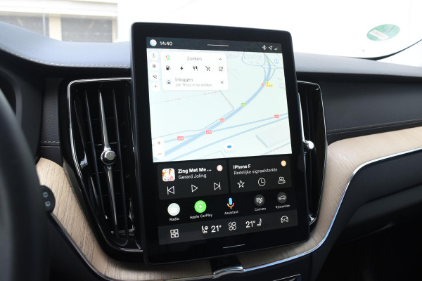 Volvo XC60 T6 350PK Plug-in hybrid AWD Ultra Dark / Adaptieve Cruise control / Head-up Display / Elektrisch glazen panorama-dak / Elektrische stoelen met geheugen / Stuurverwarming / Stoelverwarming v+a / 360 Camera / Harman Kardon / Semi-elektrisch inklapbare trekhaak