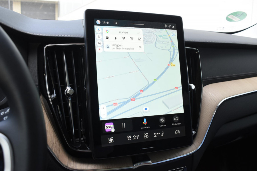 Volvo XC60 T6 350PK Plug-in hybrid AWD Ultra Dark / Adaptieve Cruise control / Head-up Display / Elektrisch glazen panorama-dak / Elektrische stoelen met geheugen / Stuurverwarming / Stoelverwarming v+a / 360 Camera / Harman Kardon / Semi-elektrisch inklapbare trekhaak