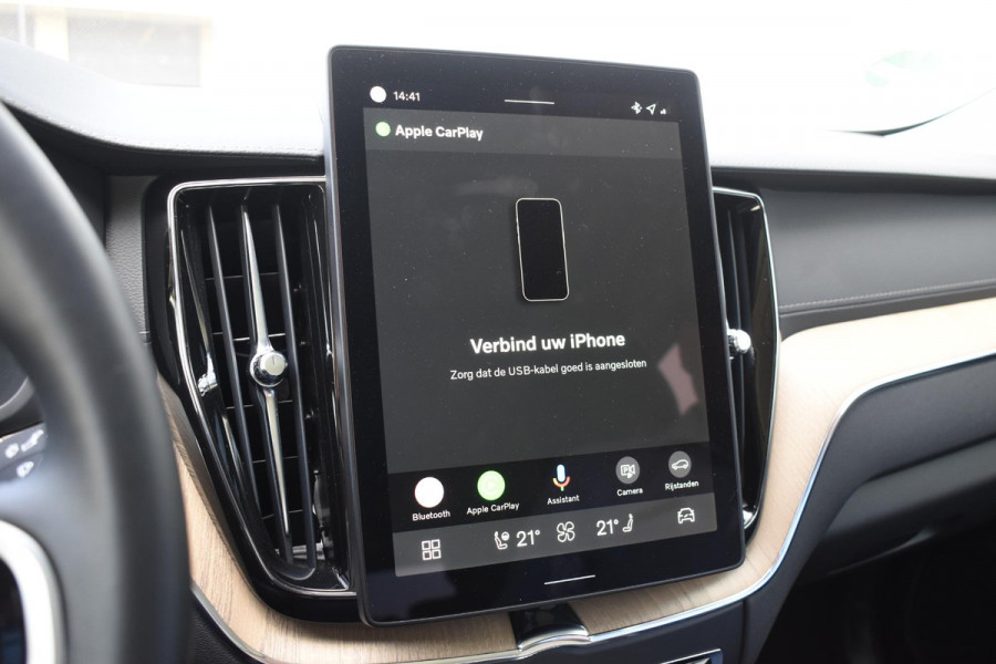 Volvo XC60 T6 350PK Plug-in hybrid AWD Ultra Dark / Adaptieve Cruise control / Head-up Display / Elektrisch glazen panorama-dak / Elektrische stoelen met geheugen / Stuurverwarming / Stoelverwarming v+a / 360 Camera / Harman Kardon / Semi-elektrisch inklapbare trekhaak