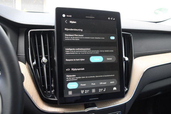 Volvo XC60 T6 350PK Plug-in hybrid AWD Ultra Dark / Adaptieve Cruise control / Head-up Display / Elektrisch glazen panorama-dak / Elektrische stoelen met geheugen / Stuurverwarming / Stoelverwarming v+a / 360 Camera / Harman Kardon / Semi-elektrisch inklapbare trekhaak
