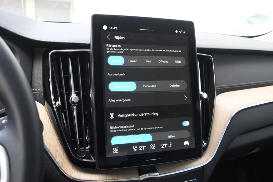 Volvo XC60 T6 350PK Plug-in hybrid AWD Ultra Dark / Adaptieve Cruise control / Head-up Display / Elektrisch glazen panorama-dak / Elektrische stoelen met geheugen / Stuurverwarming / Stoelverwarming v+a / 360 Camera / Harman Kardon / Semi-elektrisch inklapbare trekhaak
