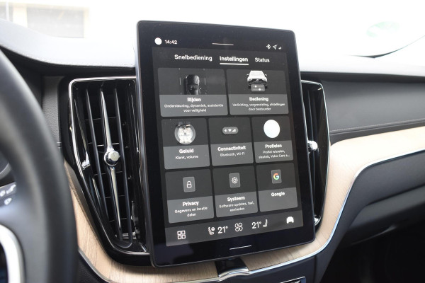 Volvo XC60 T6 350PK Plug-in hybrid AWD Ultra Dark / Adaptieve Cruise control / Head-up Display / Elektrisch glazen panorama-dak / Elektrische stoelen met geheugen / Stuurverwarming / Stoelverwarming v+a / 360 Camera / Harman Kardon / Semi-elektrisch inklapbare trekhaak
