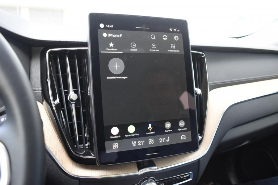 Volvo XC60 T6 350PK Plug-in hybrid AWD Ultra Dark / Adaptieve Cruise control / Head-up Display / Elektrisch glazen panorama-dak / Elektrische stoelen met geheugen / Stuurverwarming / Stoelverwarming v+a / 360 Camera / Harman Kardon / Semi-elektrisch inklapbare trekhaak