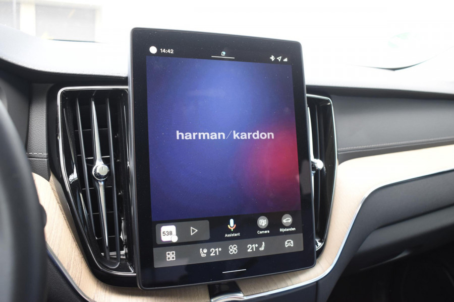 Volvo XC60 T6 350PK Plug-in hybrid AWD Ultra Dark / Adaptieve Cruise control / Head-up Display / Elektrisch glazen panorama-dak / Elektrische stoelen met geheugen / Stuurverwarming / Stoelverwarming v+a / 360 Camera / Harman Kardon / Semi-elektrisch inklapbare trekhaak