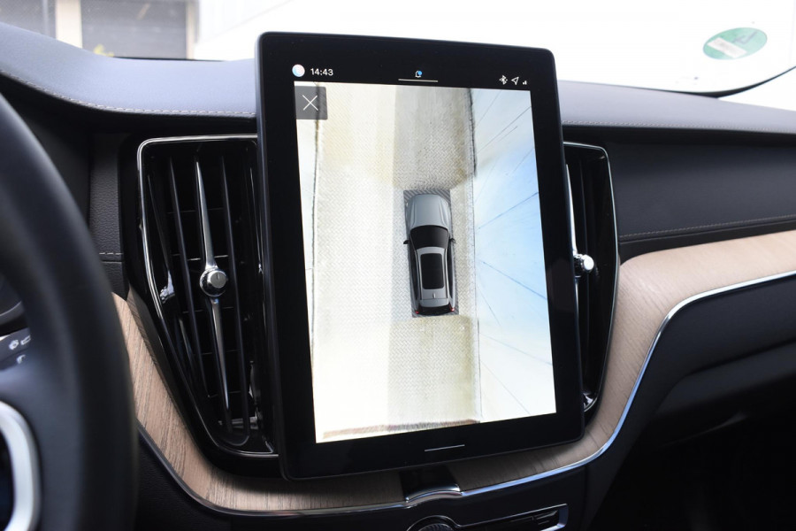 Volvo XC60 T6 350PK Plug-in hybrid AWD Ultra Dark / Adaptieve Cruise control / Head-up Display / Elektrisch glazen panorama-dak / Elektrische stoelen met geheugen / Stuurverwarming / Stoelverwarming v+a / 360 Camera / Harman Kardon / Semi-elektrisch inklapbare trekhaak