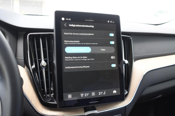 Volvo XC60 T6 350PK Plug-in hybrid AWD Ultra Dark / Adaptieve Cruise control / Head-up Display / Elektrisch glazen panorama-dak / Elektrische stoelen met geheugen / Stuurverwarming / Stoelverwarming v+a / 360 Camera / Harman Kardon / Semi-elektrisch inklapbare trekhaak
