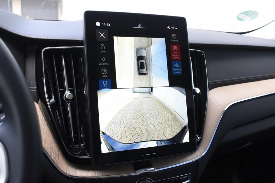 Volvo XC60 T6 350PK Plug-in hybrid AWD Ultra Dark / Adaptieve Cruise control / Head-up Display / Elektrisch glazen panorama-dak / Elektrische stoelen met geheugen / Stuurverwarming / Stoelverwarming v+a / 360 Camera / Harman Kardon / Semi-elektrisch inklapbare trekhaak