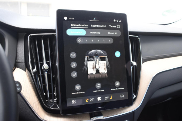 Volvo XC60 T6 350PK Plug-in hybrid AWD Ultra Dark / Adaptieve Cruise control / Head-up Display / Elektrisch glazen panorama-dak / Elektrische stoelen met geheugen / Stuurverwarming / Stoelverwarming v+a / 360 Camera / Harman Kardon / Semi-elektrisch inklapbare trekhaak