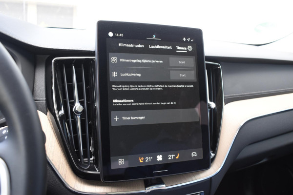 Volvo XC60 T6 350PK Plug-in hybrid AWD Ultra Dark / Adaptieve Cruise control / Head-up Display / Elektrisch glazen panorama-dak / Elektrische stoelen met geheugen / Stuurverwarming / Stoelverwarming v+a / 360 Camera / Harman Kardon / Semi-elektrisch inklapbare trekhaak