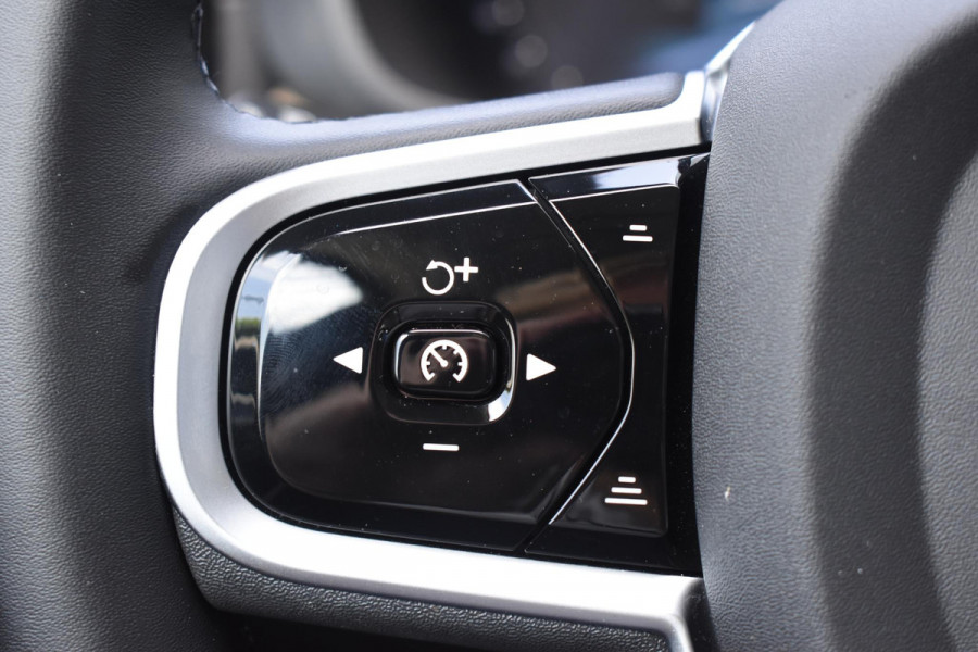 Volvo XC60 T6 350PK Plug-in hybrid AWD Ultra Dark / Adaptieve Cruise control / Head-up Display / Elektrisch glazen panorama-dak / Elektrische stoelen met geheugen / Stuurverwarming / Stoelverwarming v+a / 360 Camera / Harman Kardon / Semi-elektrisch inklapbare trekhaak