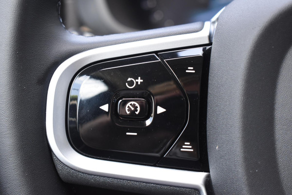 Volvo XC60 T6 350PK Plug-in hybrid AWD Ultra Dark / Adaptieve Cruise control / Head-up Display / Elektrisch glazen panorama-dak / Elektrische stoelen met geheugen / Stuurverwarming / Stoelverwarming v+a / 360 Camera / Harman Kardon / Semi-elektrisch inklapbare trekhaak