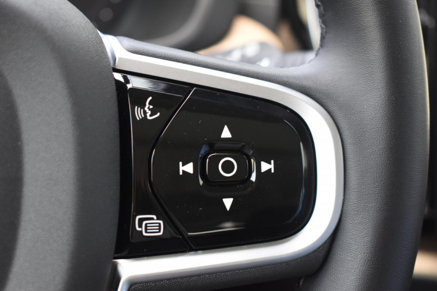 Volvo XC60 T6 350PK Plug-in hybrid AWD Ultra Dark / Adaptieve Cruise control / Head-up Display / Elektrisch glazen panorama-dak / Elektrische stoelen met geheugen / Stuurverwarming / Stoelverwarming v+a / 360 Camera / Harman Kardon / Semi-elektrisch inklapbare trekhaak