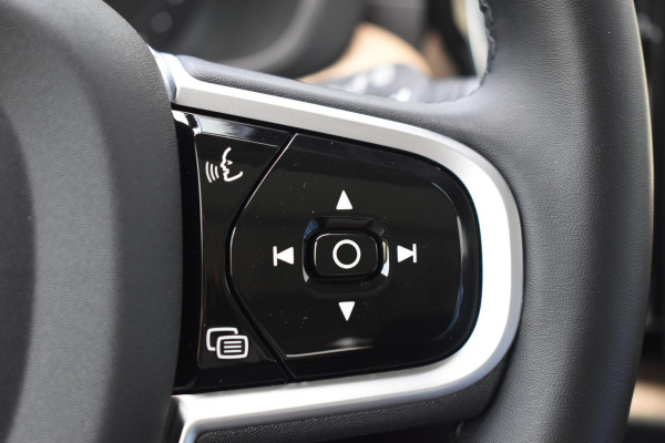 Volvo XC60 T6 350PK Plug-in hybrid AWD Ultra Dark / Adaptieve Cruise control / Head-up Display / Elektrisch glazen panorama-dak / Elektrische stoelen met geheugen / Stuurverwarming / Stoelverwarming v+a / 360 Camera / Harman Kardon / Semi-elektrisch inklapbare trekhaak