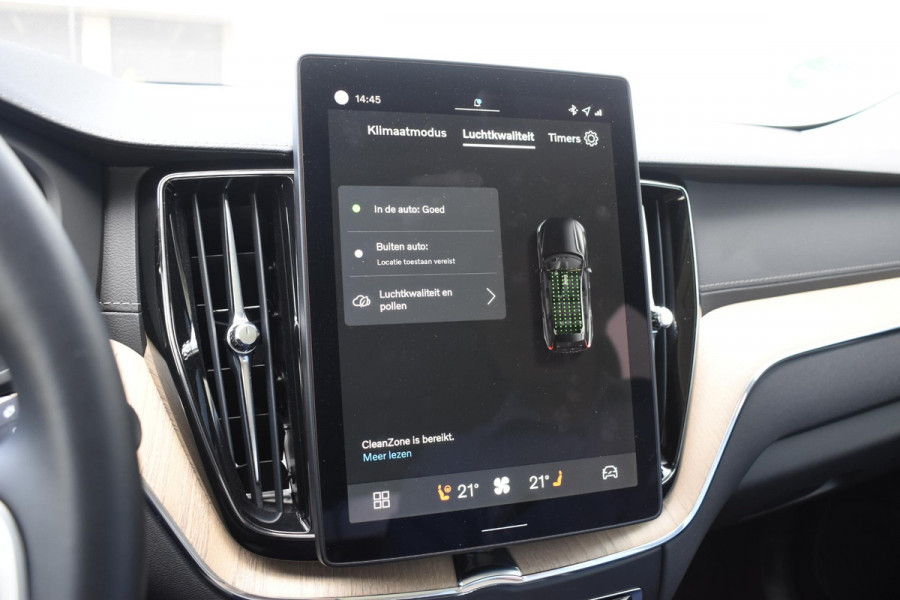 Volvo XC60 T6 350PK Plug-in hybrid AWD Ultra Dark / Adaptieve Cruise control / Head-up Display / Elektrisch glazen panorama-dak / Elektrische stoelen met geheugen / Stuurverwarming / Stoelverwarming v+a / 360 Camera / Harman Kardon / Semi-elektrisch inklapbare trekhaak