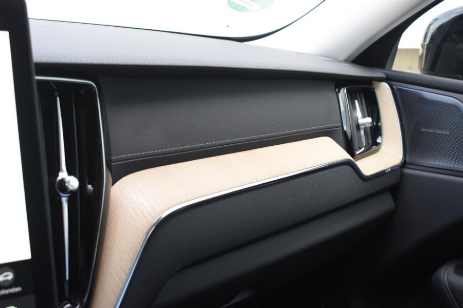 Volvo XC60 T6 350PK Plug-in hybrid AWD Ultra Dark / Adaptieve Cruise control / Head-up Display / Elektrisch glazen panorama-dak / Elektrische stoelen met geheugen / Stuurverwarming / Stoelverwarming v+a / 360 Camera / Harman Kardon / Semi-elektrisch inklapbare trekhaak