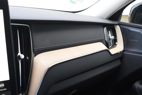 Volvo XC60 T6 350PK Plug-in hybrid AWD Ultra Dark / Adaptieve Cruise control / Head-up Display / Elektrisch glazen panorama-dak / Elektrische stoelen met geheugen / Stuurverwarming / Stoelverwarming v+a / 360 Camera / Harman Kardon / Semi-elektrisch inklapbare trekhaak