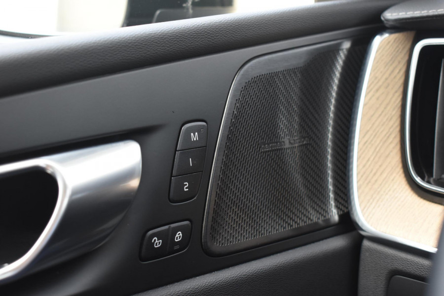 Volvo XC60 T6 350PK Plug-in hybrid AWD Ultra Dark / Adaptieve Cruise control / Head-up Display / Elektrisch glazen panorama-dak / Elektrische stoelen met geheugen / Stuurverwarming / Stoelverwarming v+a / 360 Camera / Harman Kardon / Semi-elektrisch inklapbare trekhaak