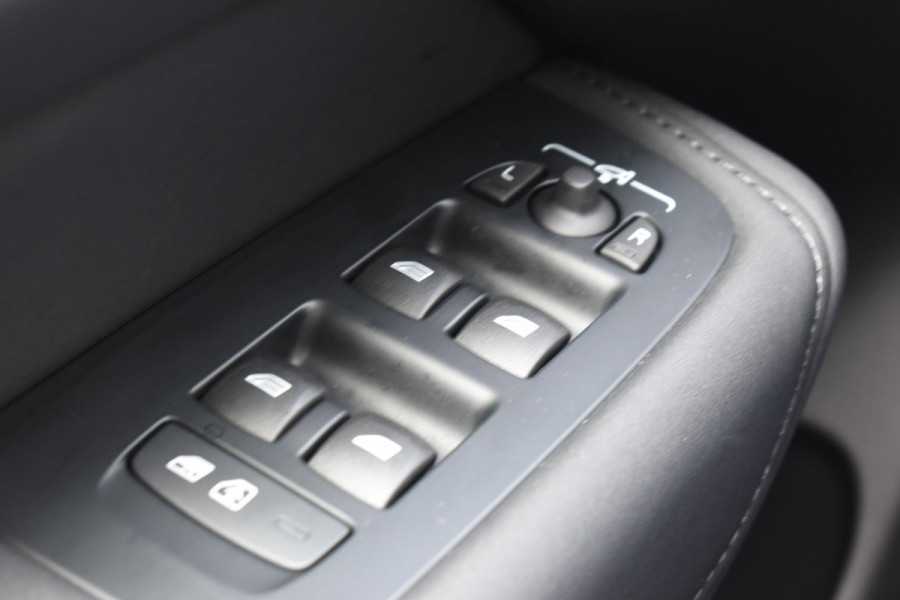 Volvo XC60 T6 350PK Plug-in hybrid AWD Ultra Dark / Adaptieve Cruise control / Head-up Display / Elektrisch glazen panorama-dak / Elektrische stoelen met geheugen / Stuurverwarming / Stoelverwarming v+a / 360 Camera / Harman Kardon / Semi-elektrisch inklapbare trekhaak