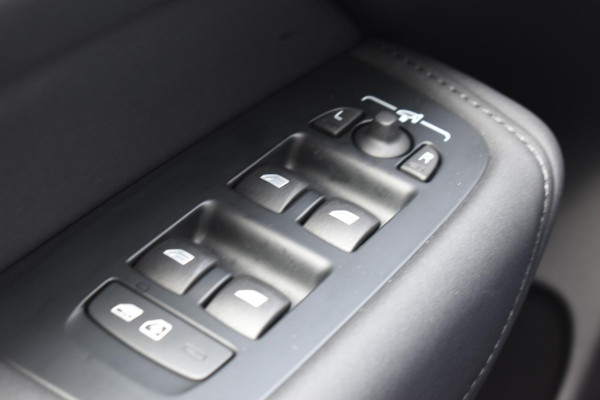 Volvo XC60 T6 350PK Plug-in hybrid AWD Ultra Dark / Adaptieve Cruise control / Head-up Display / Elektrisch glazen panorama-dak / Elektrische stoelen met geheugen / Stuurverwarming / Stoelverwarming v+a / 360 Camera / Harman Kardon / Semi-elektrisch inklapbare trekhaak