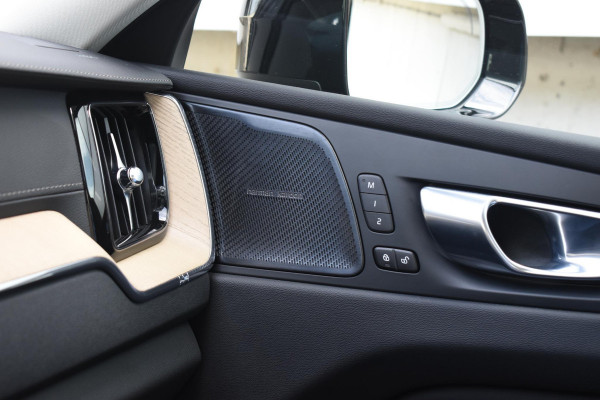 Volvo XC60 T6 350PK Plug-in hybrid AWD Ultra Dark / Adaptieve Cruise control / Head-up Display / Elektrisch glazen panorama-dak / Elektrische stoelen met geheugen / Stuurverwarming / Stoelverwarming v+a / 360 Camera / Harman Kardon / Semi-elektrisch inklapbare trekhaak