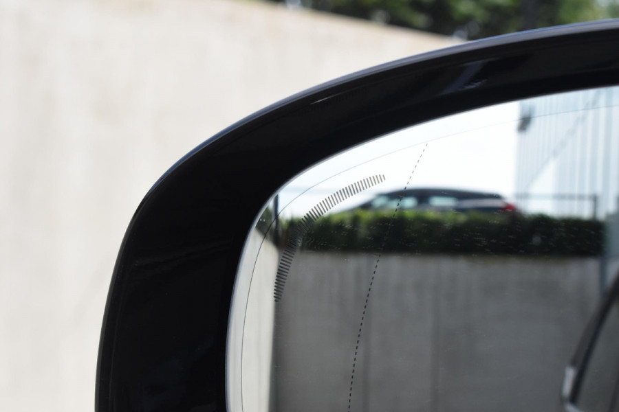 Volvo XC60 T6 350PK Plug-in hybrid AWD Ultra Dark / Adaptieve Cruise control / Head-up Display / Elektrisch glazen panorama-dak / Elektrische stoelen met geheugen / Stuurverwarming / Stoelverwarming v+a / 360 Camera / Harman Kardon / Semi-elektrisch inklapbare trekhaak