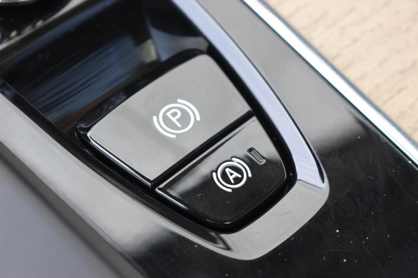 Volvo XC60 T6 350PK Plug-in hybrid AWD Ultra Dark / Adaptieve Cruise control / Head-up Display / Elektrisch glazen panorama-dak / Elektrische stoelen met geheugen / Stuurverwarming / Stoelverwarming v+a / 360 Camera / Harman Kardon / Semi-elektrisch inklapbare trekhaak