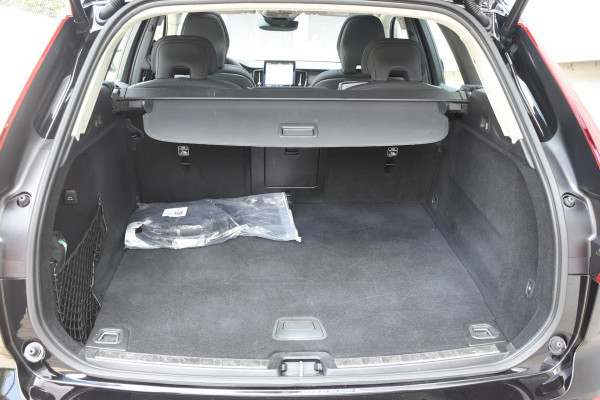 Volvo XC60 T6 350PK Plug-in hybrid AWD Ultra Dark / Adaptieve Cruise control / Head-up Display / Elektrisch glazen panorama-dak / Elektrische stoelen met geheugen / Stuurverwarming / Stoelverwarming v+a / 360 Camera / Harman Kardon / Semi-elektrisch inklapbare trekhaak