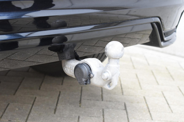 Volvo XC60 T6 350PK Plug-in hybrid AWD Ultra Dark / Adaptieve Cruise control / Head-up Display / Elektrisch glazen panorama-dak / Elektrische stoelen met geheugen / Stuurverwarming / Stoelverwarming v+a / 360 Camera / Harman Kardon / Semi-elektrisch inklapbare trekhaak