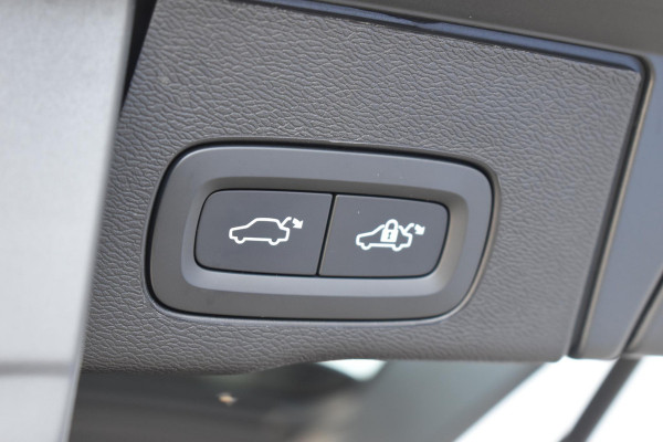 Volvo XC60 T6 350PK Plug-in hybrid AWD Ultra Dark / Adaptieve Cruise control / Head-up Display / Elektrisch glazen panorama-dak / Elektrische stoelen met geheugen / Stuurverwarming / Stoelverwarming v+a / 360 Camera / Harman Kardon / Semi-elektrisch inklapbare trekhaak