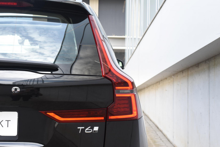 Volvo XC60 T6 350PK Plug-in hybrid AWD Ultra Dark / Adaptieve Cruise control / Head-up Display / Elektrisch glazen panorama-dak / Elektrische stoelen met geheugen / Stuurverwarming / Stoelverwarming v+a / 360 Camera / Harman Kardon / Semi-elektrisch inklapbare trekhaak