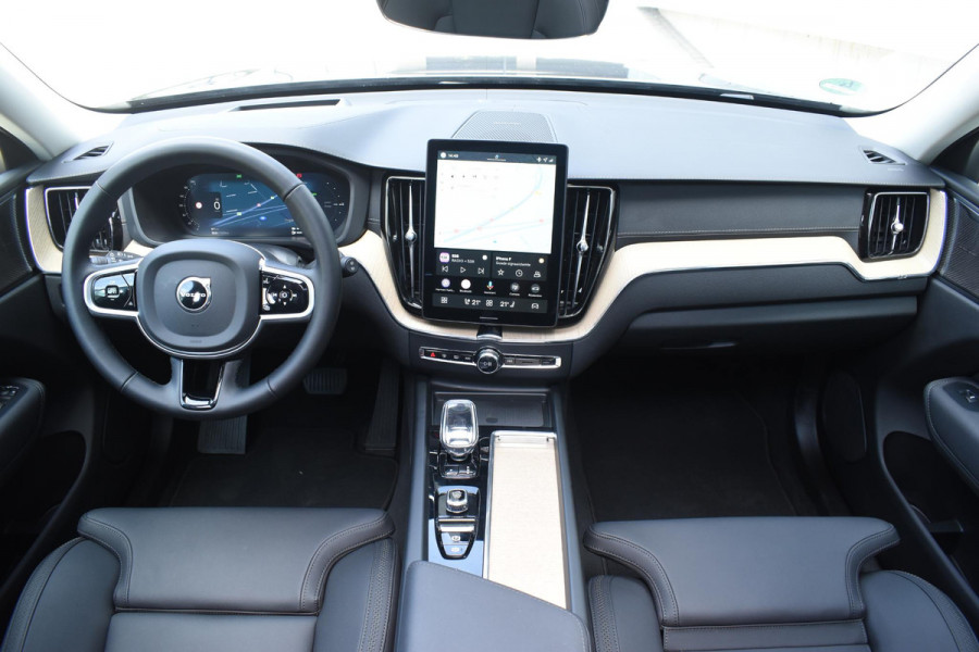 Volvo XC60 T6 350PK Plug-in hybrid AWD Ultra Dark / Adaptieve Cruise control / Head-up Display / Elektrisch glazen panorama-dak / Elektrische stoelen met geheugen / Stuurverwarming / Stoelverwarming v+a / 360 Camera / Harman Kardon / Semi-elektrisch inklapbare trekhaak