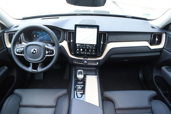 Volvo XC60 T6 350PK Plug-in hybrid AWD Ultra Dark / Adaptieve Cruise control / Head-up Display / Elektrisch glazen panorama-dak / Elektrische stoelen met geheugen / Stuurverwarming / Stoelverwarming v+a / 360 Camera / Harman Kardon / Semi-elektrisch inklapbare trekhaak