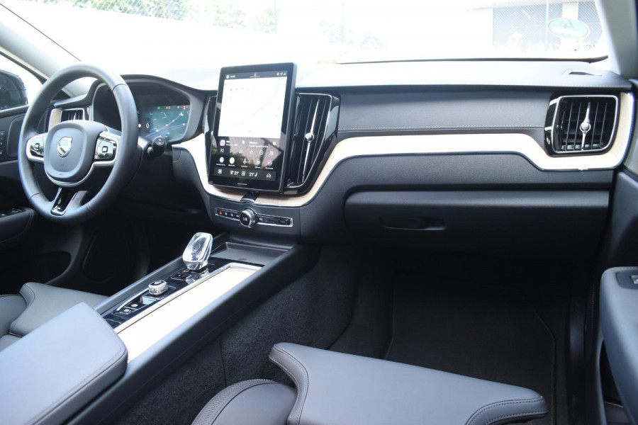 Volvo XC60 T6 350PK Plug-in hybrid AWD Ultra Dark / Adaptieve Cruise control / Head-up Display / Elektrisch glazen panorama-dak / Elektrische stoelen met geheugen / Stuurverwarming / Stoelverwarming v+a / 360 Camera / Harman Kardon / Semi-elektrisch inklapbare trekhaak