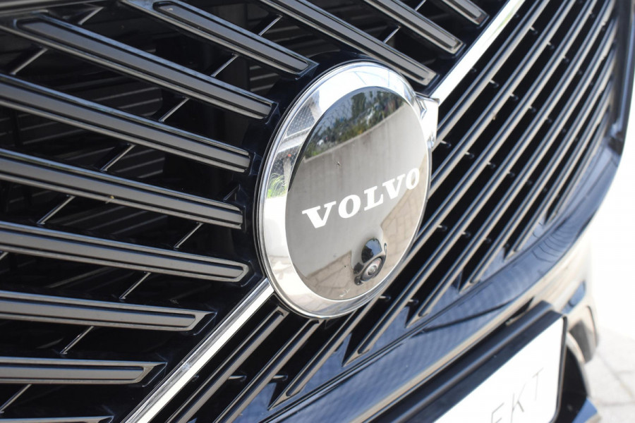 Volvo XC60 T6 350PK Plug-in hybrid AWD Ultra Dark / Adaptieve Cruise control / Head-up Display / Elektrisch glazen panorama-dak / Elektrische stoelen met geheugen / Stuurverwarming / Stoelverwarming v+a / 360 Camera / Harman Kardon / Semi-elektrisch inklapbare trekhaak