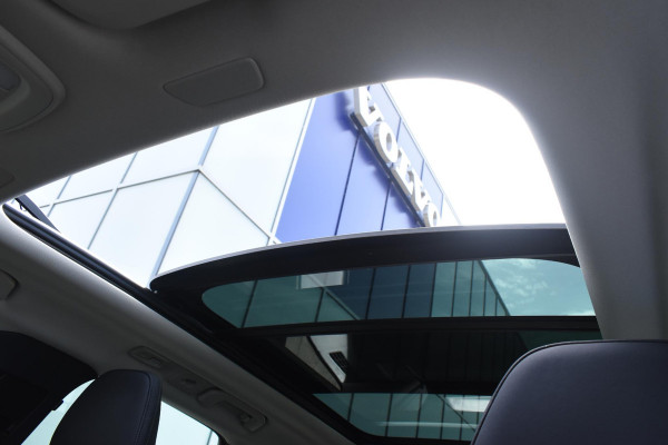 Volvo XC60 T6 350PK Plug-in hybrid AWD Ultra Dark / Adaptieve Cruise control / Head-up Display / Elektrisch glazen panorama-dak / Elektrische stoelen met geheugen / Stuurverwarming / Stoelverwarming v+a / 360 Camera / Harman Kardon / Semi-elektrisch inklapbare trekhaak