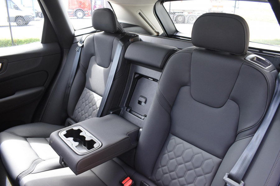 Volvo XC60 T6 350PK Plug-in hybrid AWD Ultra Dark / Adaptieve Cruise control / Head-up Display / Elektrisch glazen panorama-dak / Elektrische stoelen met geheugen / Stuurverwarming / Stoelverwarming v+a / 360 Camera / Harman Kardon / Semi-elektrisch inklapbare trekhaak