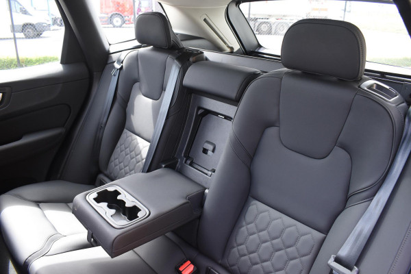 Volvo XC60 T6 350PK Plug-in hybrid AWD Ultra Dark / Adaptieve Cruise control / Head-up Display / Elektrisch glazen panorama-dak / Elektrische stoelen met geheugen / Stuurverwarming / Stoelverwarming v+a / 360 Camera / Harman Kardon / Semi-elektrisch inklapbare trekhaak