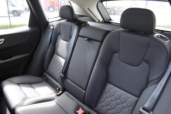 Volvo XC60 T6 350PK Plug-in hybrid AWD Ultra Dark / Adaptieve Cruise control / Head-up Display / Elektrisch glazen panorama-dak / Elektrische stoelen met geheugen / Stuurverwarming / Stoelverwarming v+a / 360 Camera / Harman Kardon / Semi-elektrisch inklapbare trekhaak