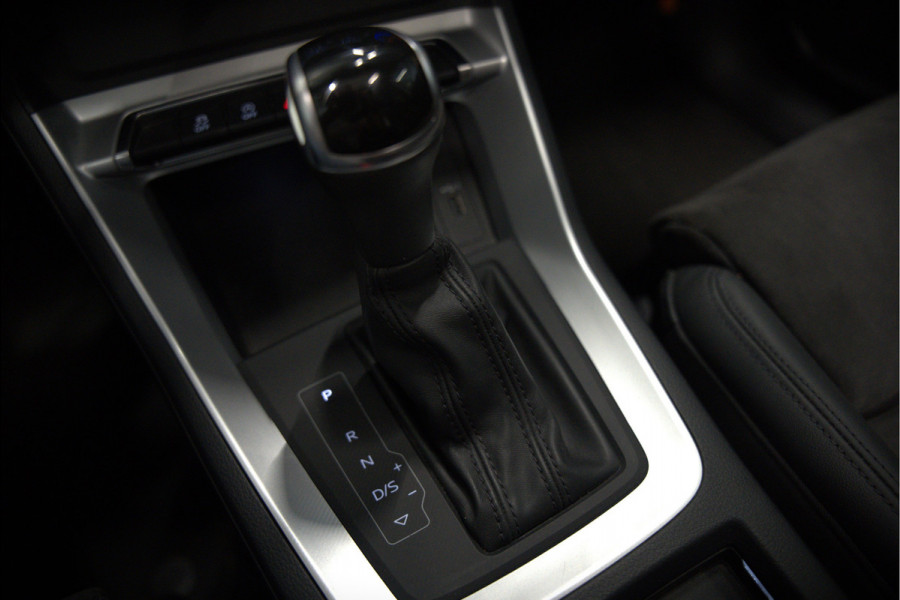 Audi Q3 35 TFSI S Line Pro Line S S-Line | Panoramadak | Stoelverwarming | Camera | Cruise Control | Apple Carplay | Dodehoekdetectie | Navigatie | Parkeersensoren |