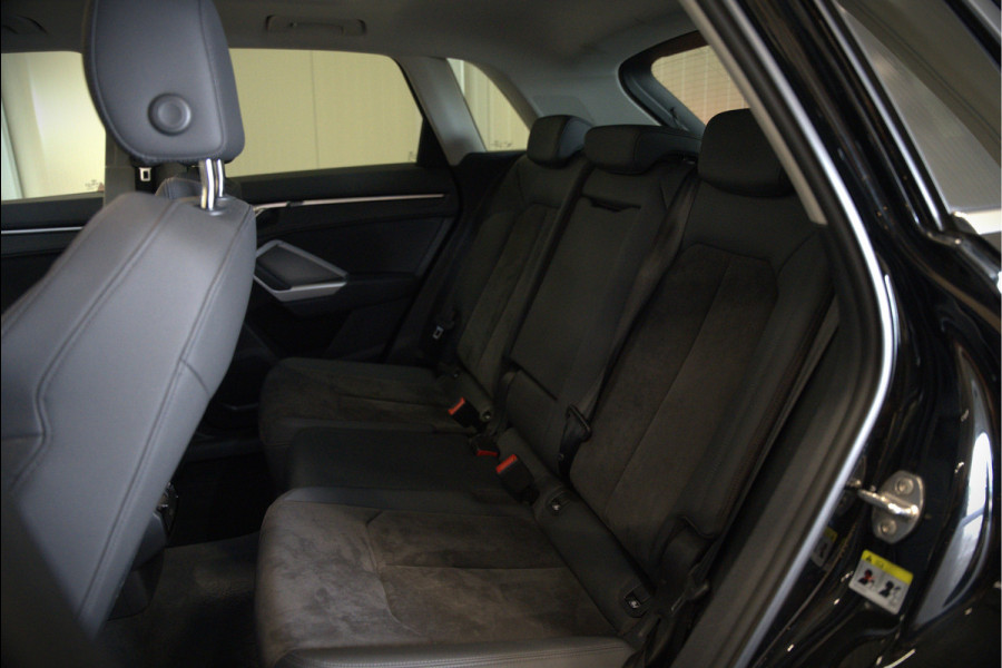 Audi Q3 35 TFSI S Line Pro Line S S-Line | Panoramadak | Stoelverwarming | Camera | Cruise Control | Apple Carplay | Dodehoekdetectie | Navigatie | Parkeersensoren |