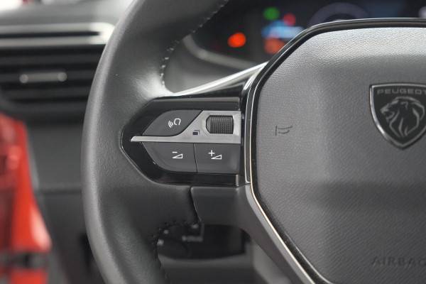Peugeot 208 Puretech 100 Allure | Camera | Navigatie | Parkeersensoren | Apple Carplay