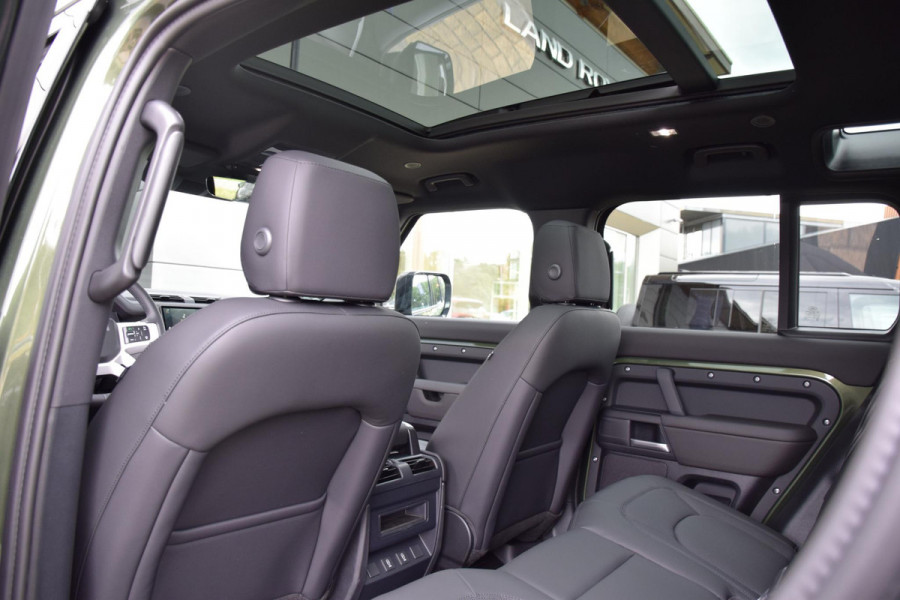 Land Rover Defender P300e 110 Forest Edition