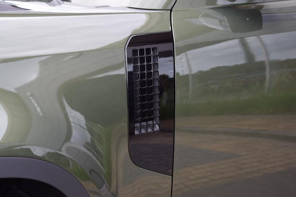 Land Rover Defender P300e 110 Forest Edition