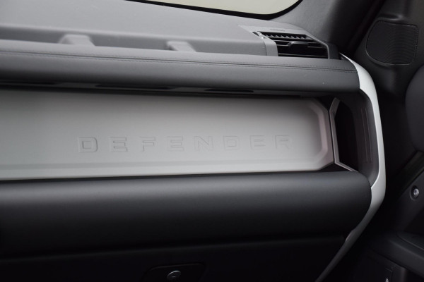Land Rover Defender P300e 110 Forest Edition