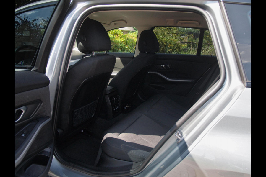 BMW 3 Serie Touring 318i | Virtual Cockpit | Facelift Model | Apple Carplay | 19 Inch | NL-Auto |