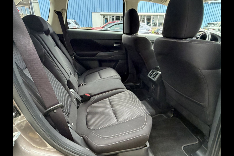 Mitsubishi Outlander 2.4 PHEV Intense+ Automaat / Apple CarPlay I Navigatie I Airco I Comfort pakket I Dealer onderhouden