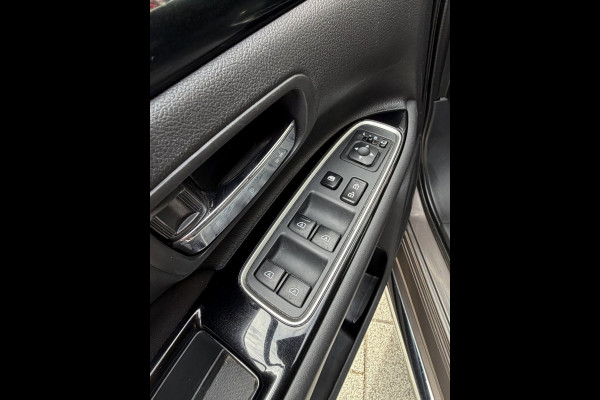 Mitsubishi Outlander 2.4 PHEV Intense+ Automaat / Apple CarPlay I Navigatie I Airco I Comfort pakket I Dealer onderhouden