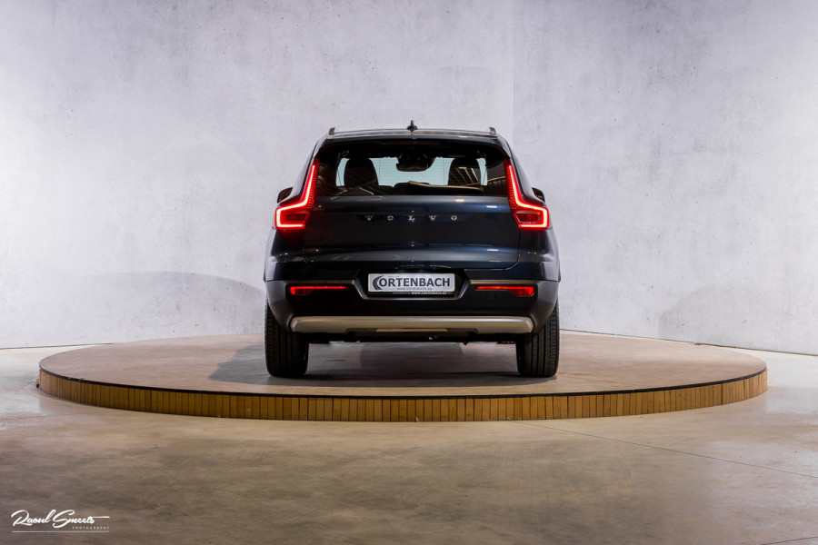Volvo XC40 1.5 T5 Twin Engine Inscription | Zwenkbare trekhaak | Adaptieve cruise | Blis | Memory |
