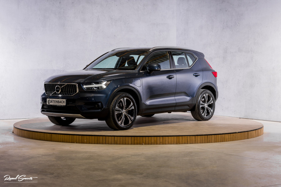Volvo XC40 1.5 T5 Twin Engine Inscription | Zwenkbare trekhaak | Adaptieve cruise | Blis | Memory |